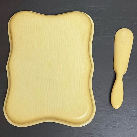 Monogram French Ivory Celluloid Pyralin Vanity Tray & Shoe Horn - Picture 3 of 16